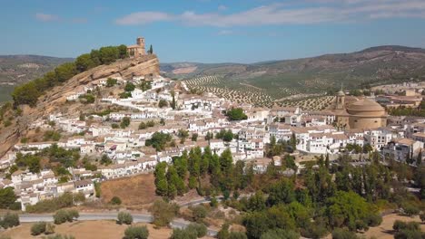 Toma-De-Drone-De-La-Hermosa-Ciudad-De-Montefrio