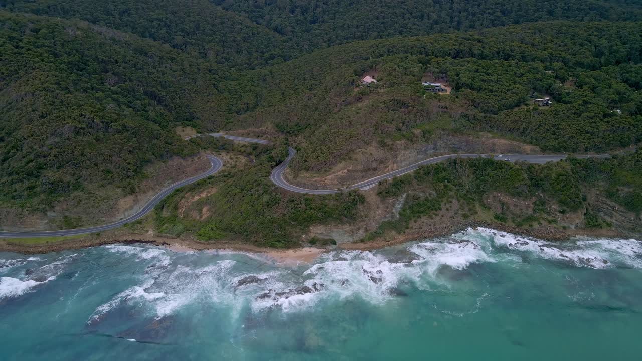 amplia vista aérea de la gran carretera del océano de australia con curvas, sinuosas curvas de la carretera y denso bosque, victoria