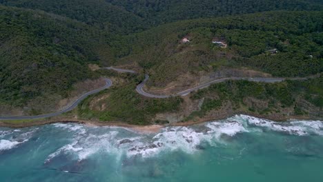 Amplia-Vista-Aérea-De-La-Gran-Carretera-Oceánica-De-Australia-Con-Curvas-Y-Sinuosas-Curvas-Y-Bosques-Densos,-Victoria