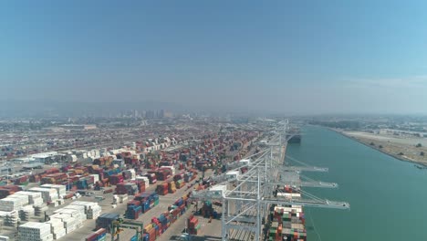 vista aérea de portacontenedores y grúas de elevación en el puerto de oakland california