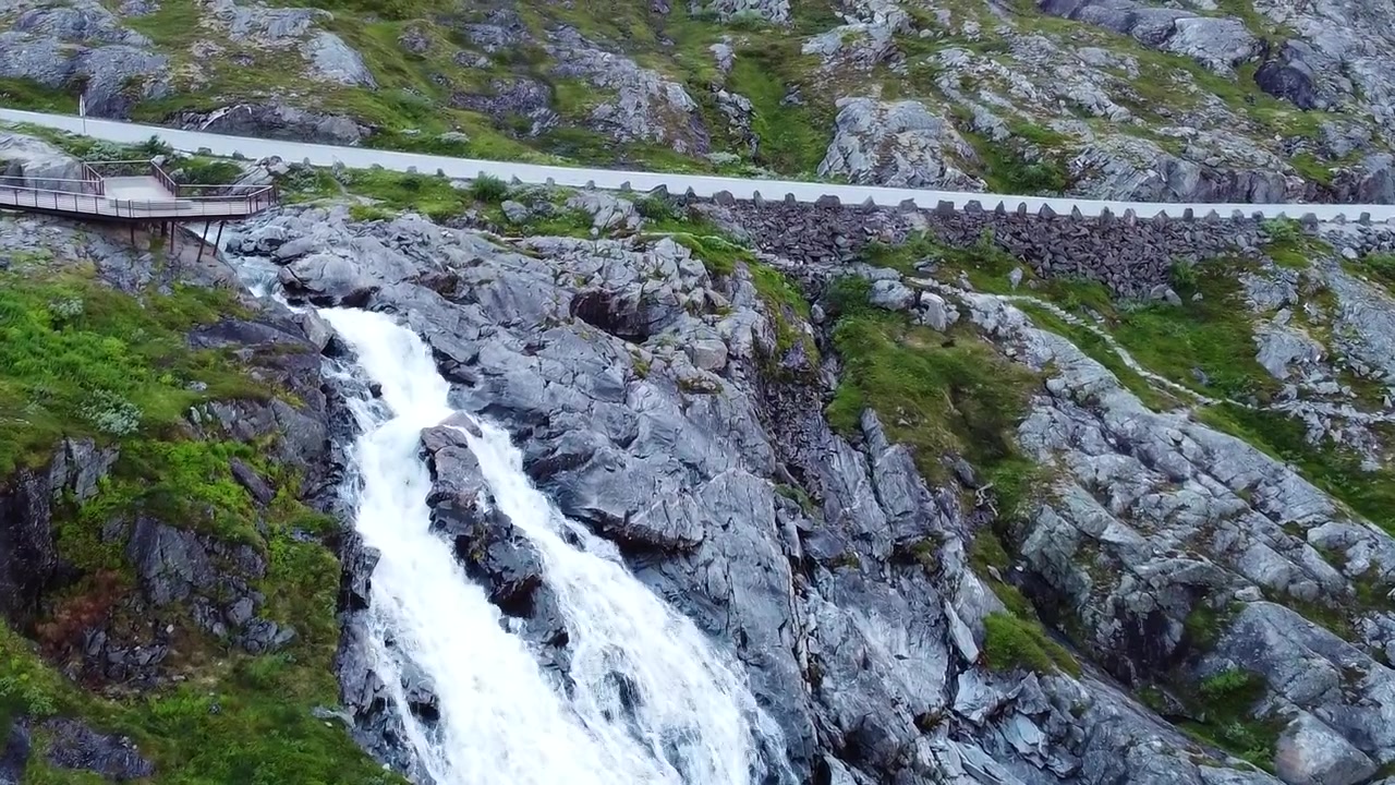 Mohutná horská řeka v Norsku, letecký pohled dronem.