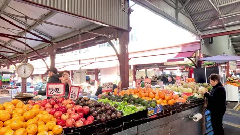 gente comprando en un vibrante mercado de frutas