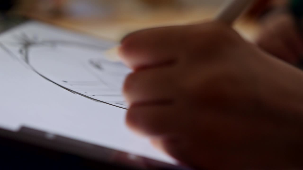 십대 소녀가 태블릿 컴퓨터와 전자 펜을 사용하여 그림을 그리고 있습니다.