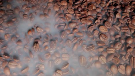 cerca de las semillas de café. los granos de café perfumados son tostados el humo viene de los granos de café.
