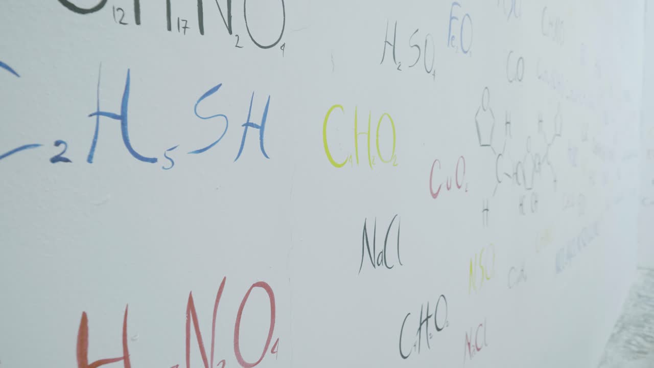 화이트보드에 있는 화학 공식