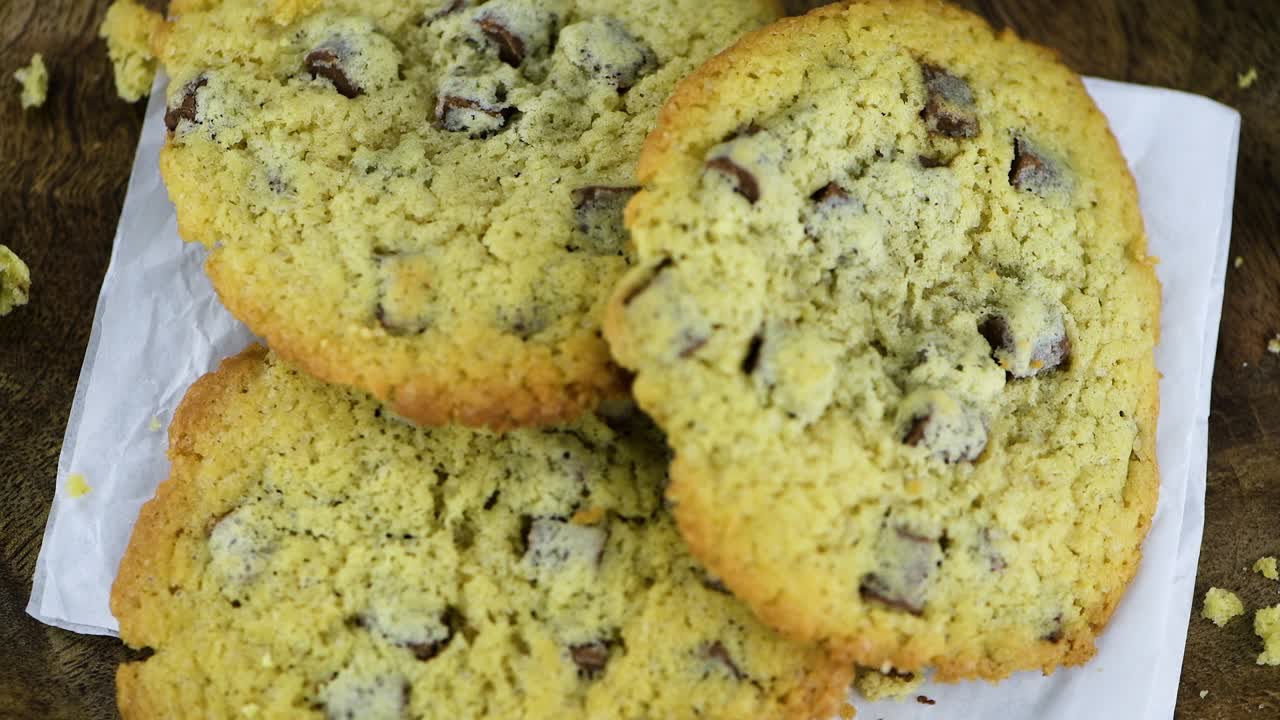 Biscotti con gocce di cioccolato rotanti (loop continuo).