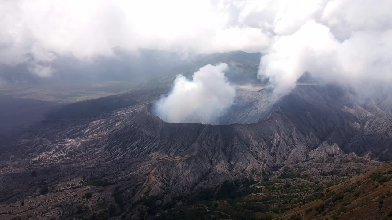 una vista hipnotizante de la erupción volcánica del monte bromo desde por encima de las nubes, imágenes aéreas de drones 4k