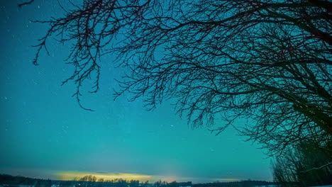 tiro de lapso de tiempo del movimiento de las estrellas sobre el campo rural de la tarde a la noche