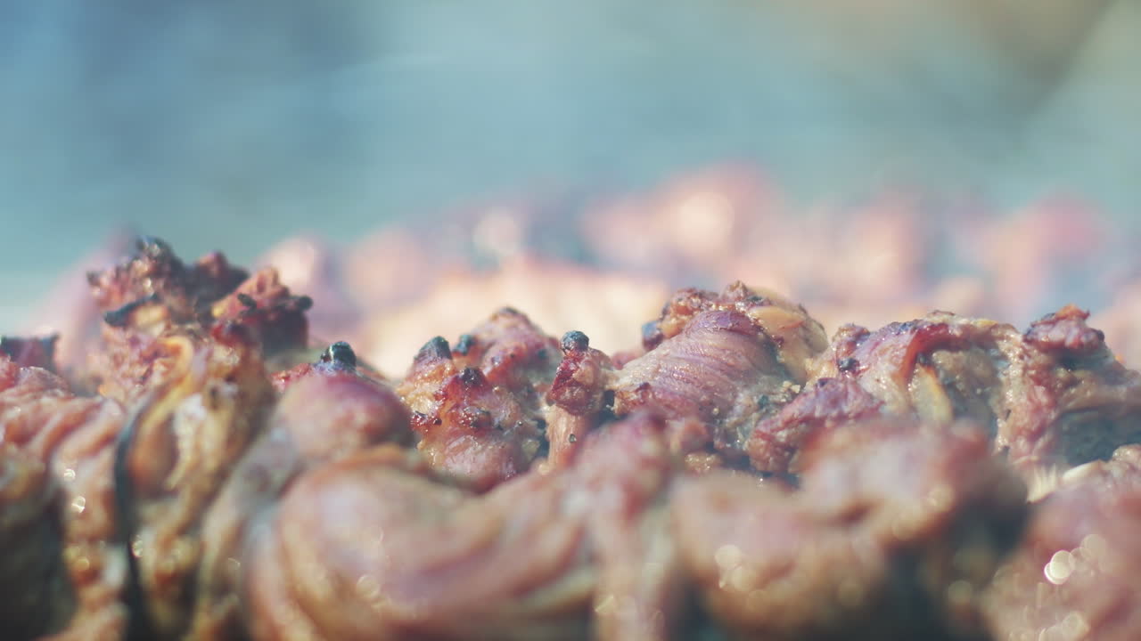 흡연 석탄 그릴에 고기 케 ⁇ 을  ⁇ 는다. 그릴에 고기 케 ⁇ 을 닫는다.