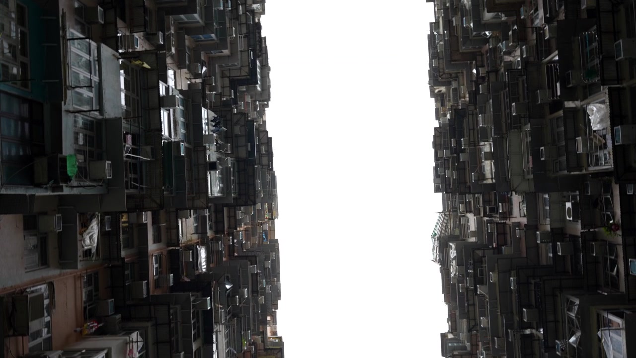 Opadvendt kredsende udsigt over overskyet himmel i gården til Monster Building, Hong Kong