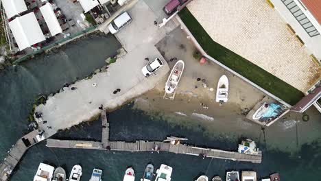 Rampa-Para-Botes-Con-Botes-En-El-Muelle-Del-Bósforo,-Estambul,-Turquía