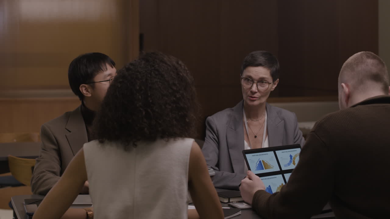 데이터 분석과 함께 비즈니스 회의