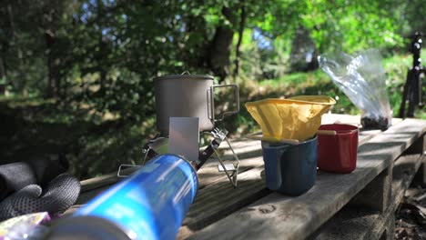 estufa de cocina en la naturaleza, al aire libre, camping