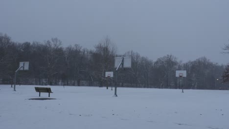 Cancha-De-Baloncesto-Cubierta-De-Nieve-Al-Atardecer