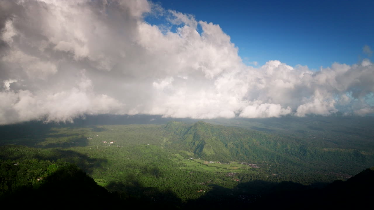 el monte agung, oculto por densas nubes, se convierte en un fantasma del cielo.