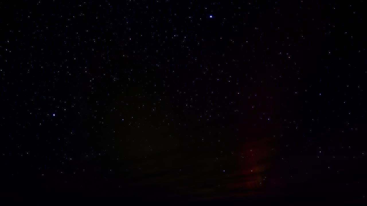 Nordlys på den stjerneklare nattehimmelen.