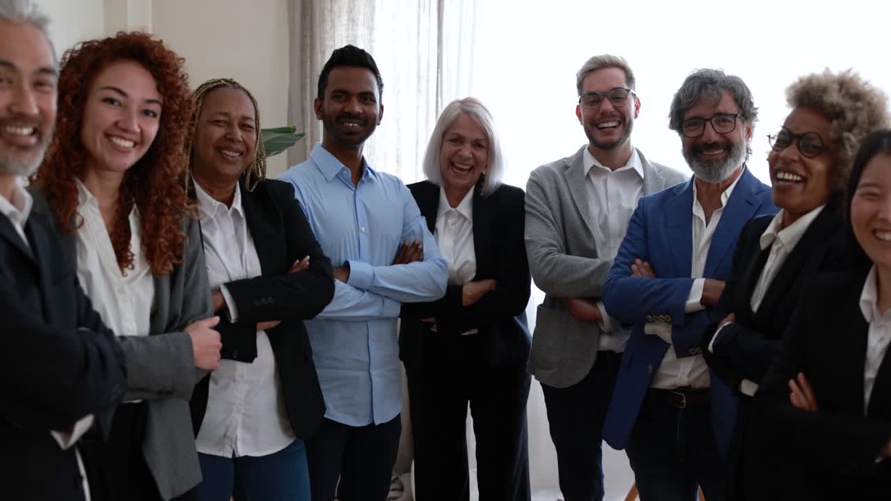 hombres de negocios multirraciales sonriendo a la cámara dentro de la oficina del banco