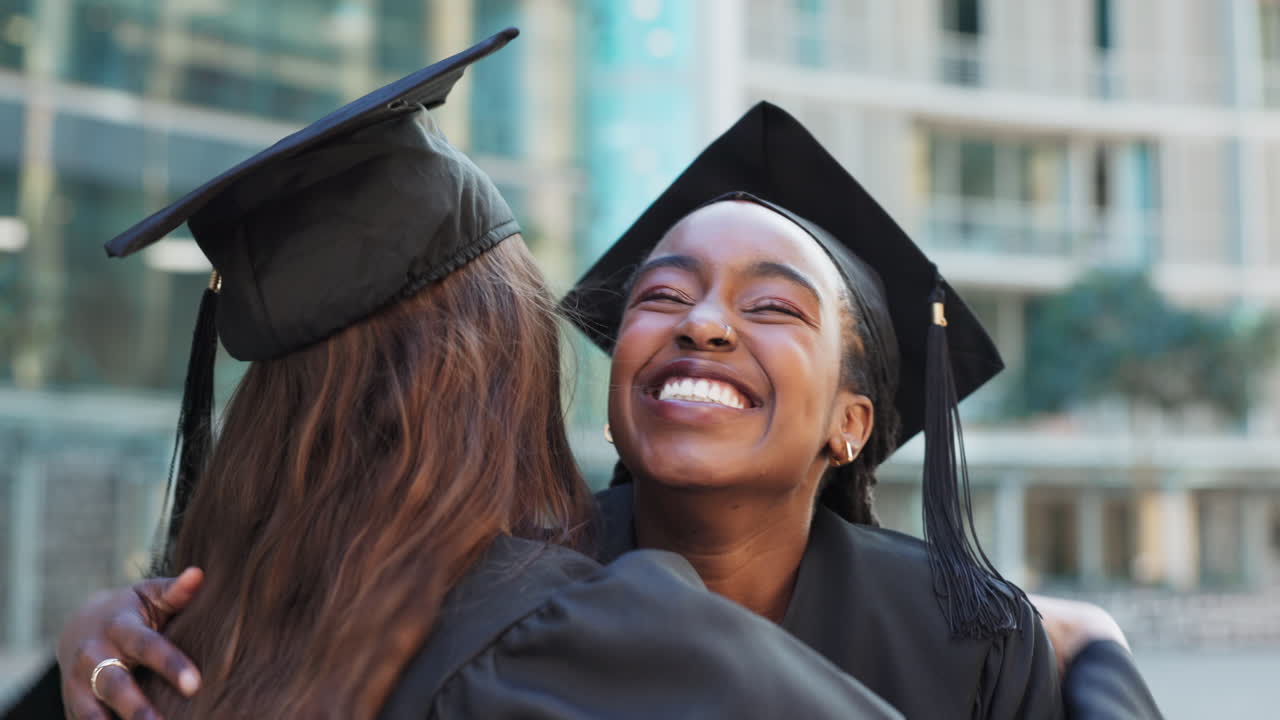 graduación, abrazos de amigos y mujeres felices