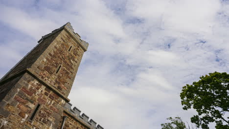 Timelapse-Del-Castillo-Histórico-Local-Visto-Desde-El-Suelo-En-Un-Día-Soleado-Y-Nublado-En-El-Condado-De-Roscommon-En-Irlanda