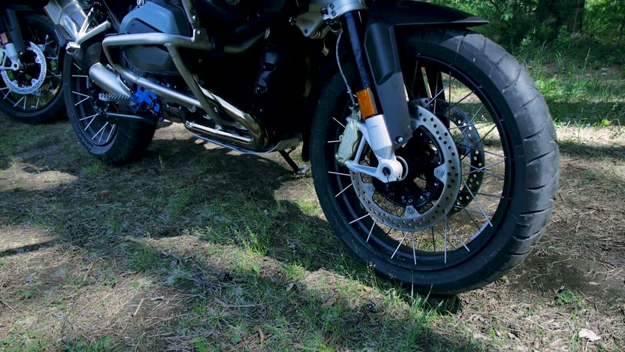 primer plano de las ruedas de la motocicleta de aventura bmw en un bosque