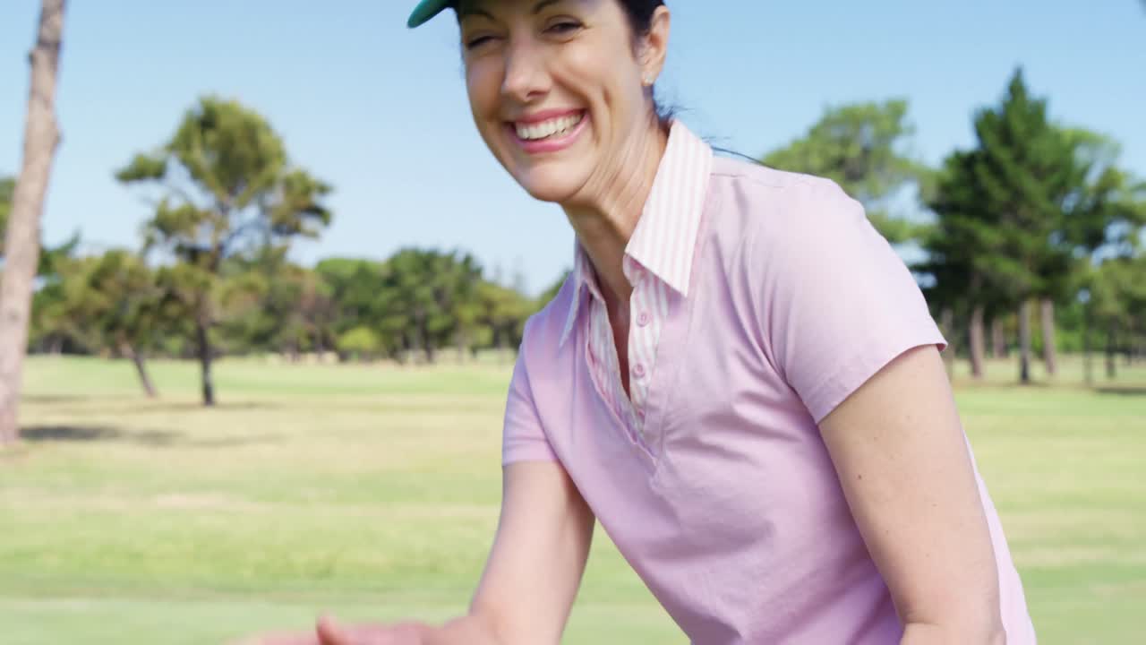 Golfista che gioca a golf
