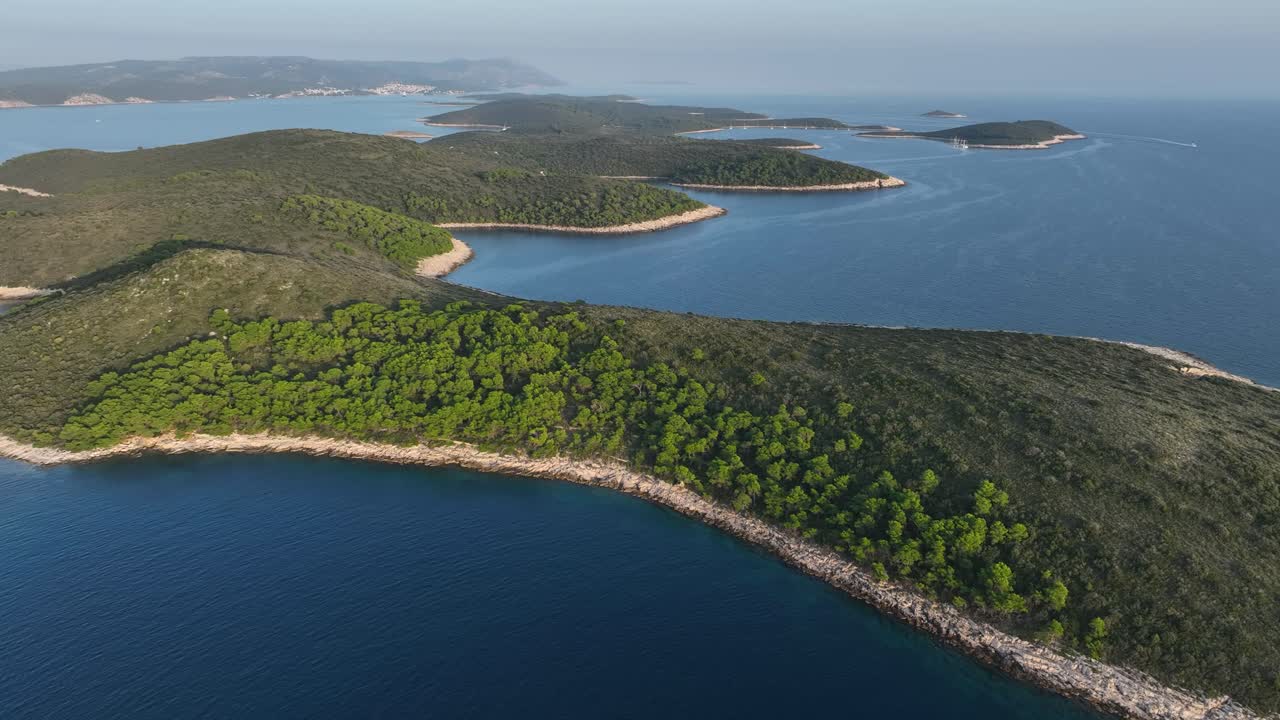 Innledende dronebilde av Pakleni-øyene på dagtid med solrikt vær i Kroatia.