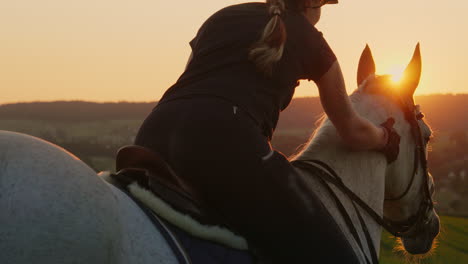 Frau-Streichelt-Ihr-Pferd-Im-Sonnenaufgang