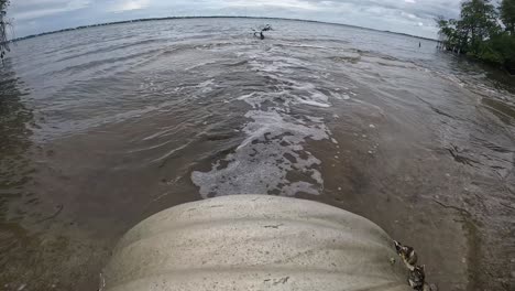 tubería de descarga derramando agua en la laguna, florida