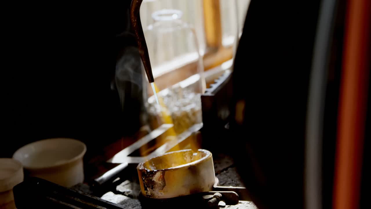 4k 워크 ⁇ 에서 일하는 보석 디자이너