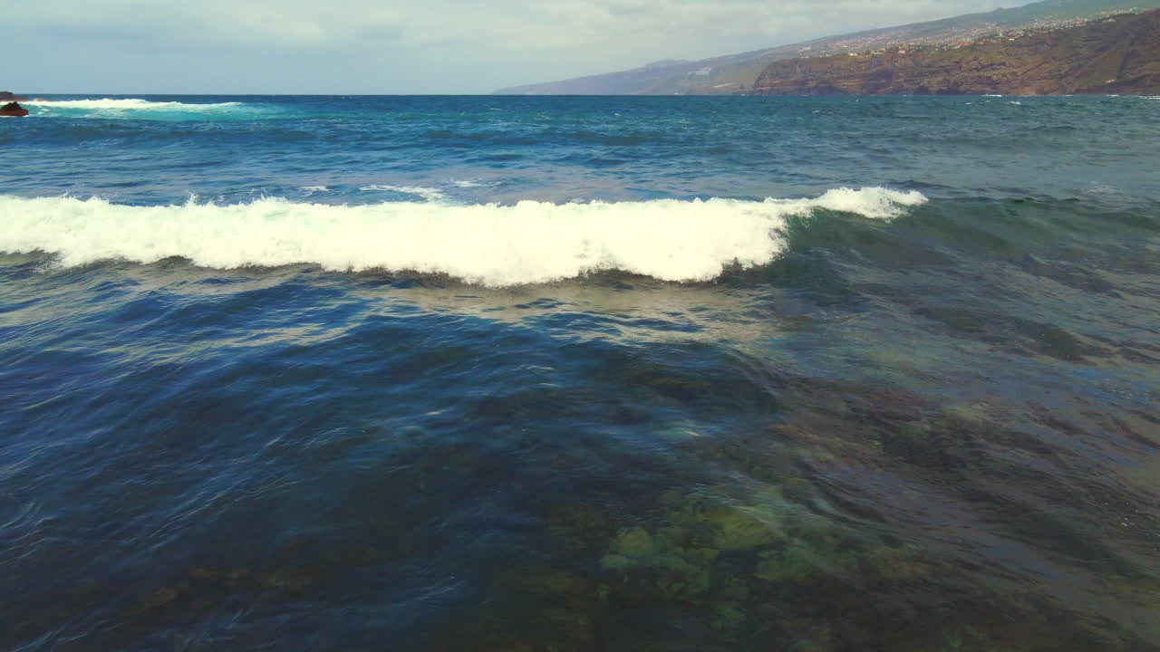 hermosas y relajantes olas que llegan a la playa