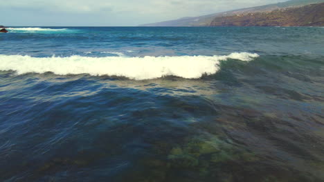 hermosas y relajantes olas que llegan a la playa