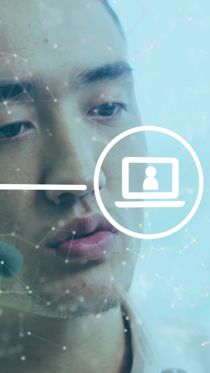 Animazione di icone multimediali su uomo d'affari asiatico che usa un auricolare telefonico in ufficio