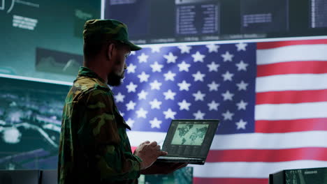 US-soldiers-operating-in-a-high-tech-cybersecurity-command-post