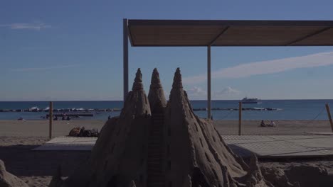 Hermoso-Castillo-De-Arena-En-La-Playa-De-La-Barceloneta-En-Un-Día-Soleado-Con-El-Mar-De-Fondo