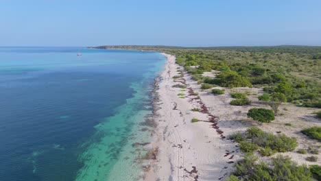 Magnífico-Paisaje-De-Playa-De-Arena,-Mar-Caribeño-Azul-E-Isla-Verde.