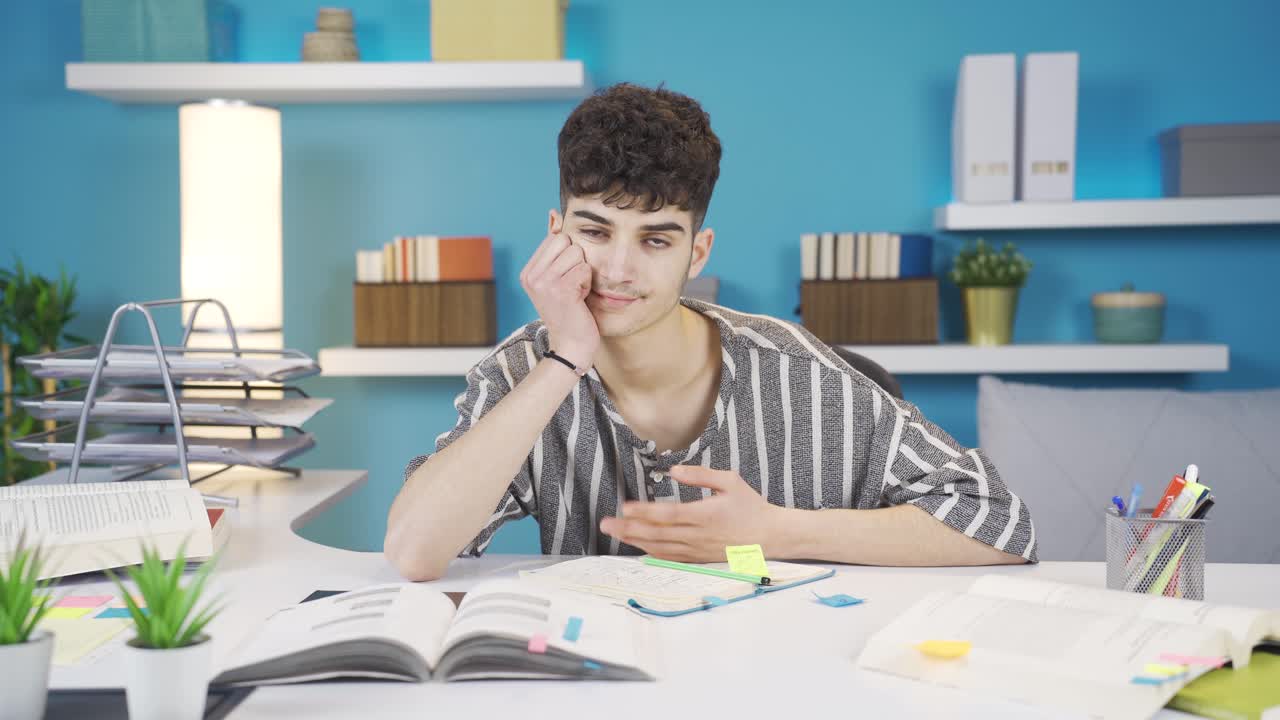 estudiante cansado de estudiar en casa.