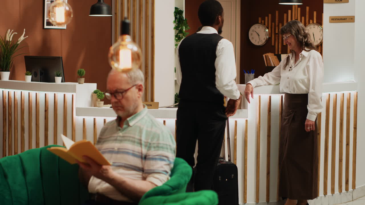 휴가 에 도착 한 노인 손님