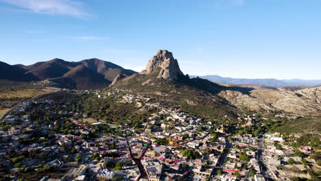 Blick-Auf-Den-Pena-De-Bernal-Monolith-Von-Einer-Drohne-In-Queretaro,-Mexiko