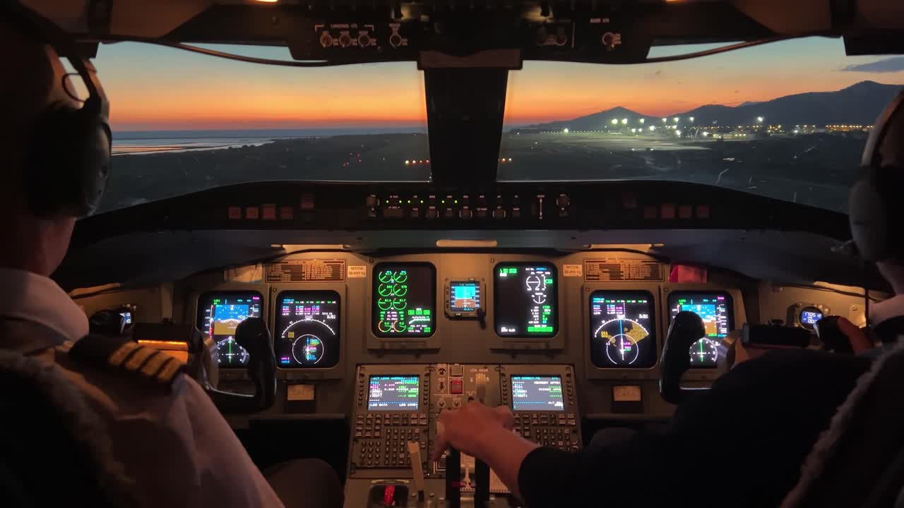 vista de cabina de jet durante un aterrizaje real al aeropuerto de ibiza, españa, durante la puesta de sol