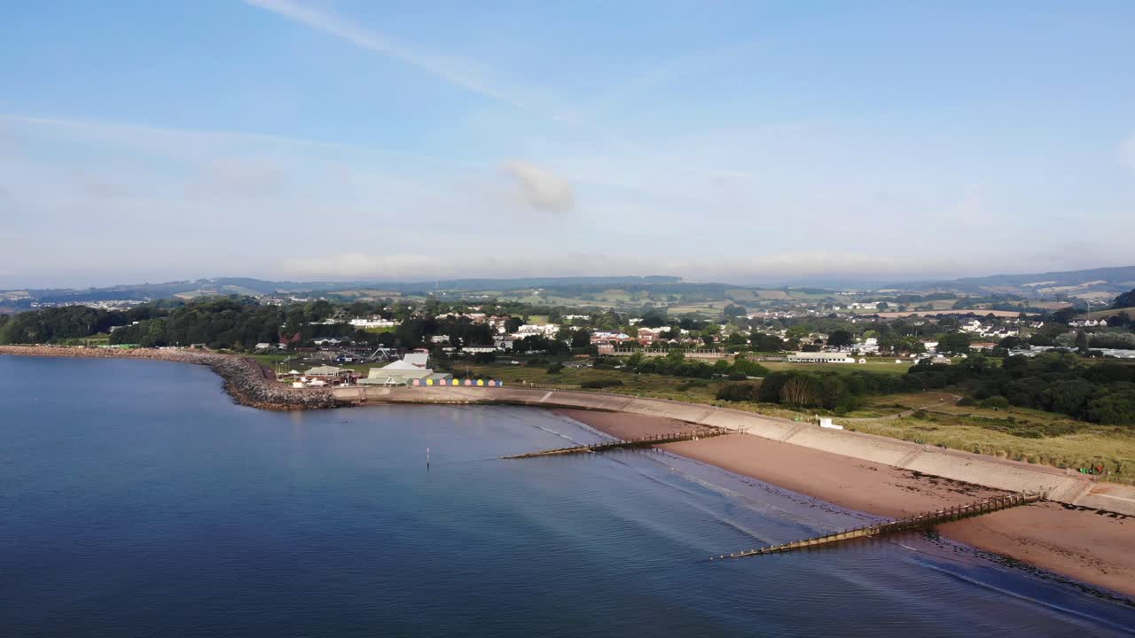 dawlish warren beach con la ciudad en la distancia