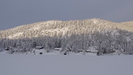 Pueblo-De-Invierno-Con-Montaña-Forestal-En-Nieve-Profunda