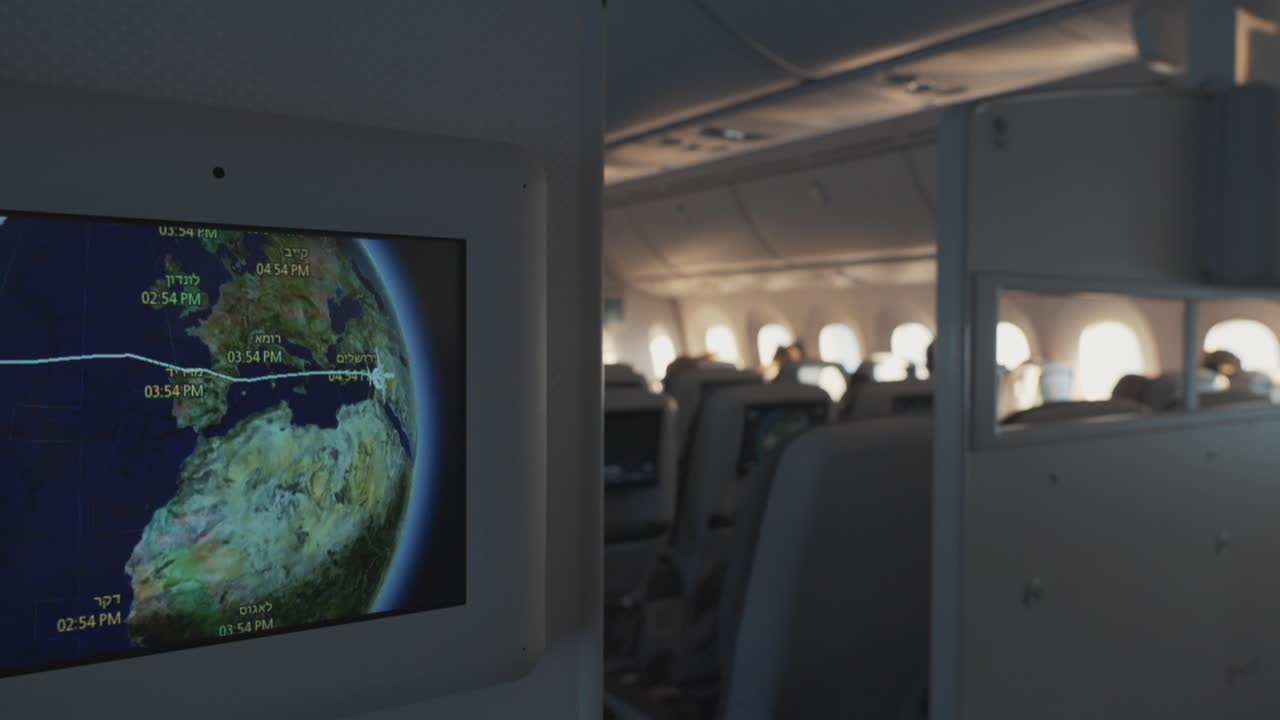 en la pantalla de vuelo que muestra el tiempo de viaje en avión hasta el destino en el globo para la clase económica de viaje internacional