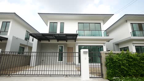 Diseño-Exterior-De-Casa-Contemporánea-Moderna-Blanca