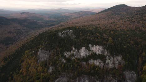 Luftaufnahme-Einer-Wunderschönen-Berglandschaft-Im-Herbst-In-Maine