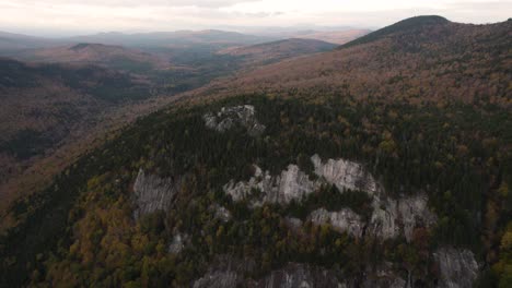 Toma-Aérea-De-Un-Hermoso-Paisaje-Montañoso-Durante-El-Otoño-En-Maine.