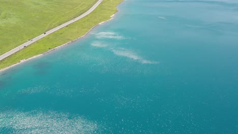 lago y pastizales con un día soleado.