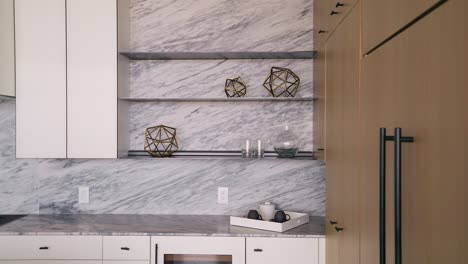 disparo panorámico de decoraciones modernas que adornan los estantes en una cocina blanca y luminosa