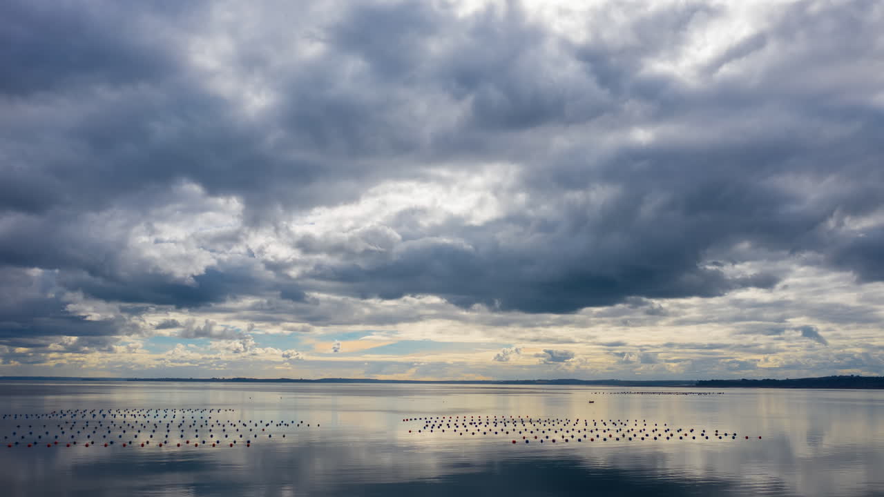 고요한 바다 위를 움직이는 구름의 공중 시간 경과, 물에 구름의 반사