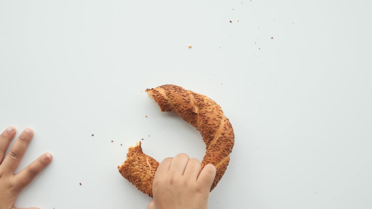 simit de bagel turco sobre un fondo blanco