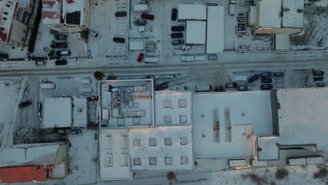 casas y edificios cubiertos de nieve en los suburbios de la ciudad polaca en invierno